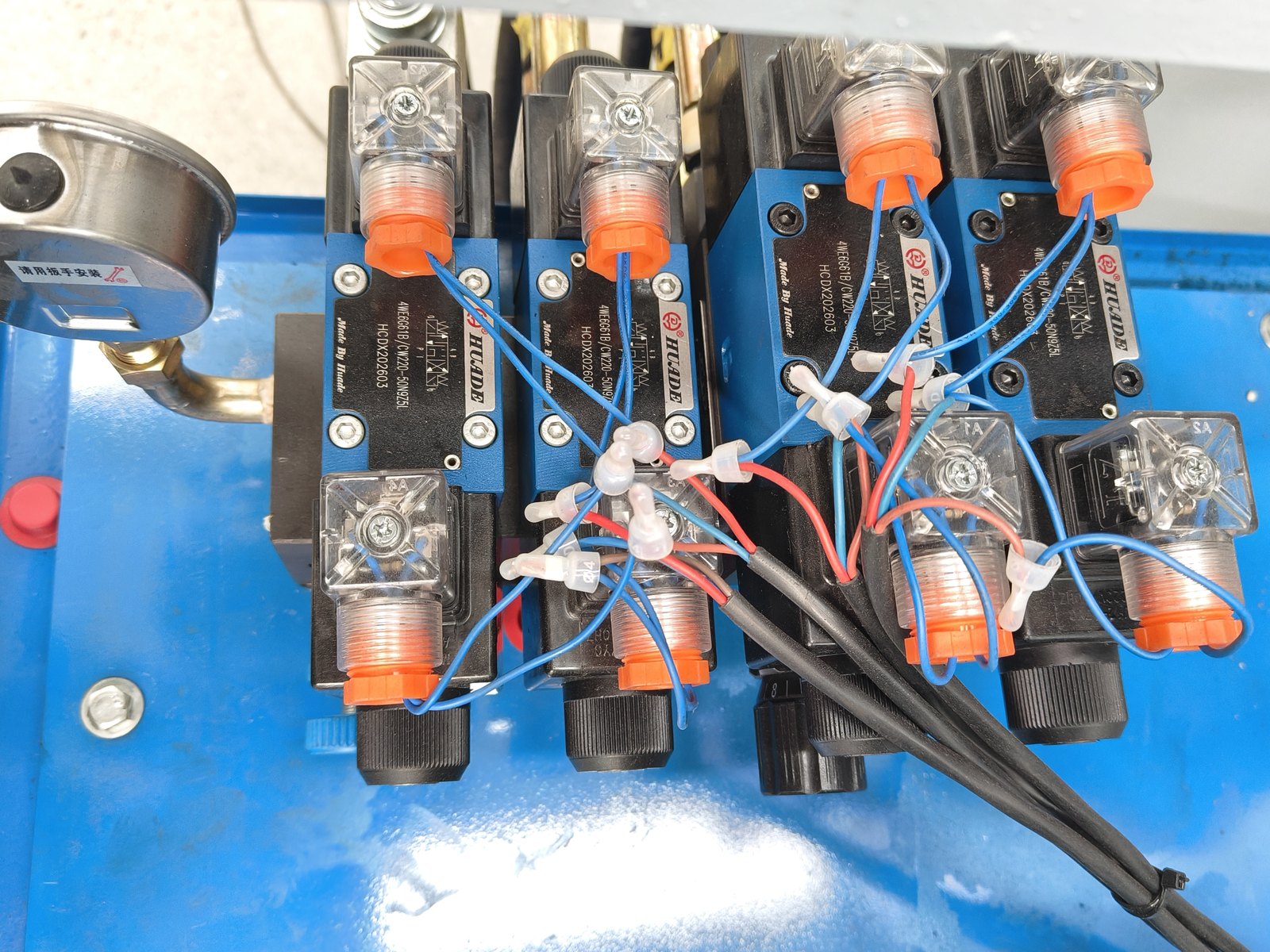 Hydraulic valve manifold of the decoiler