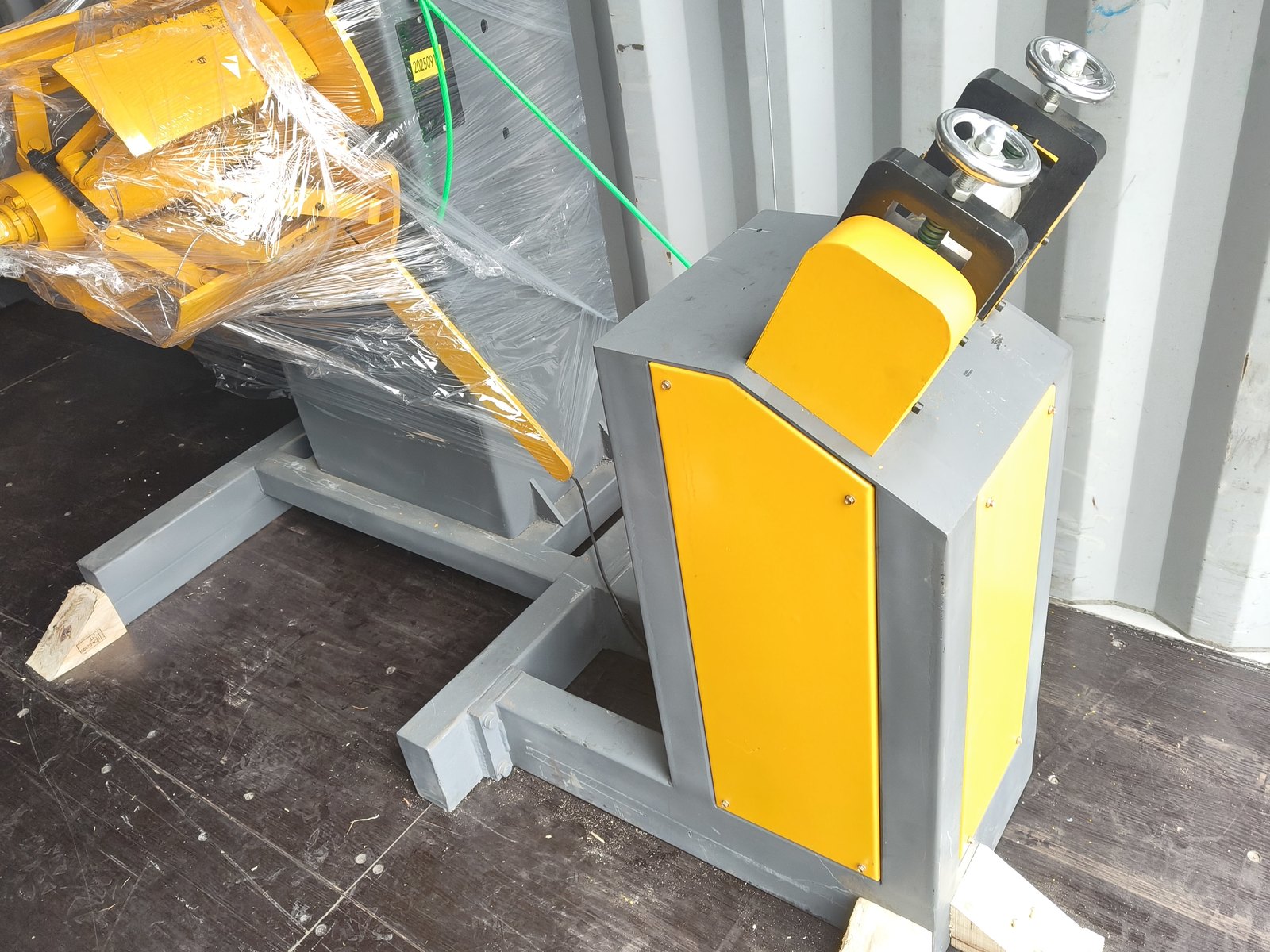 Machine unit of the tube line before container loading