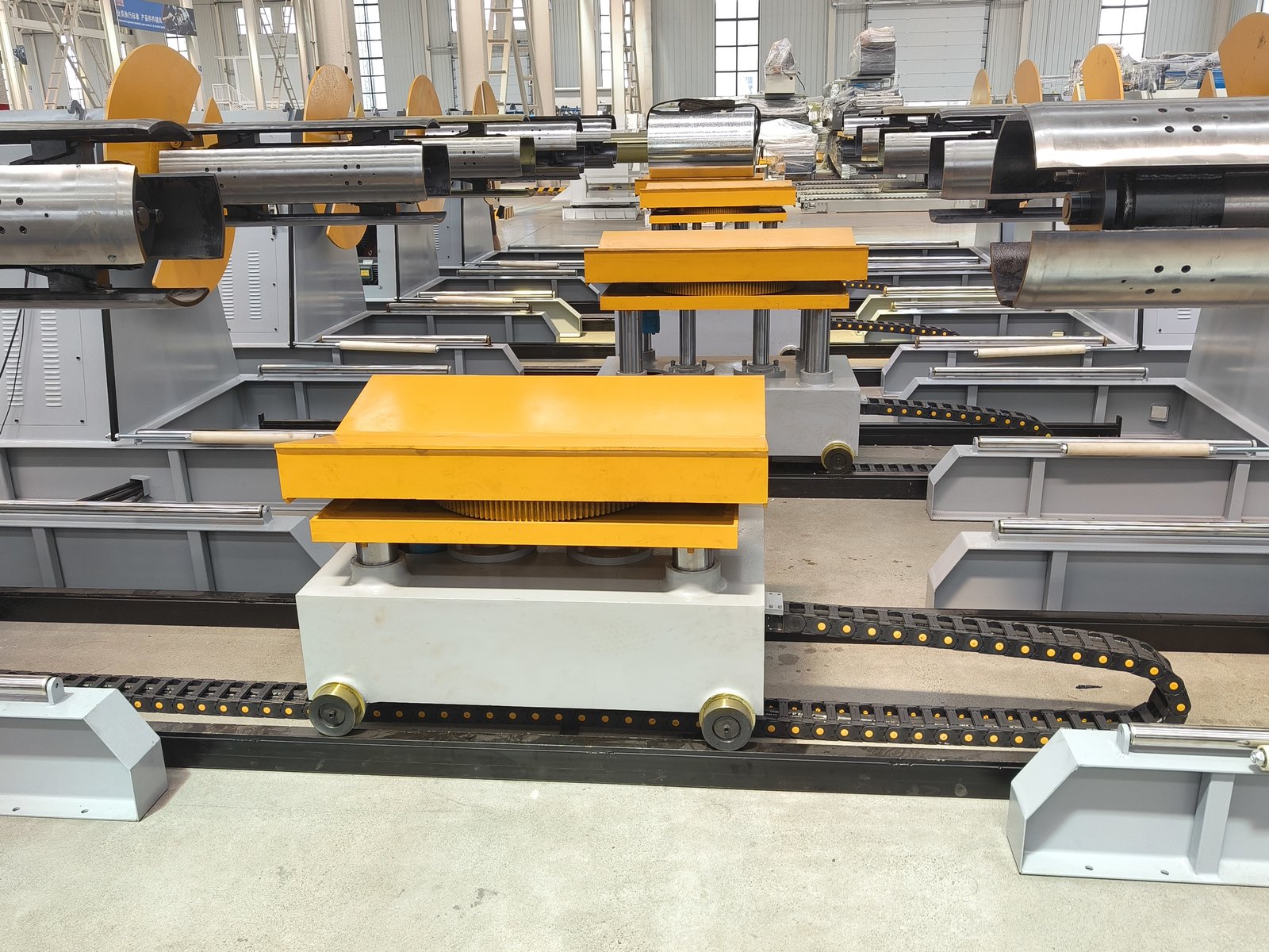 Hydraulic decoiler with the coil car on the workshop floor