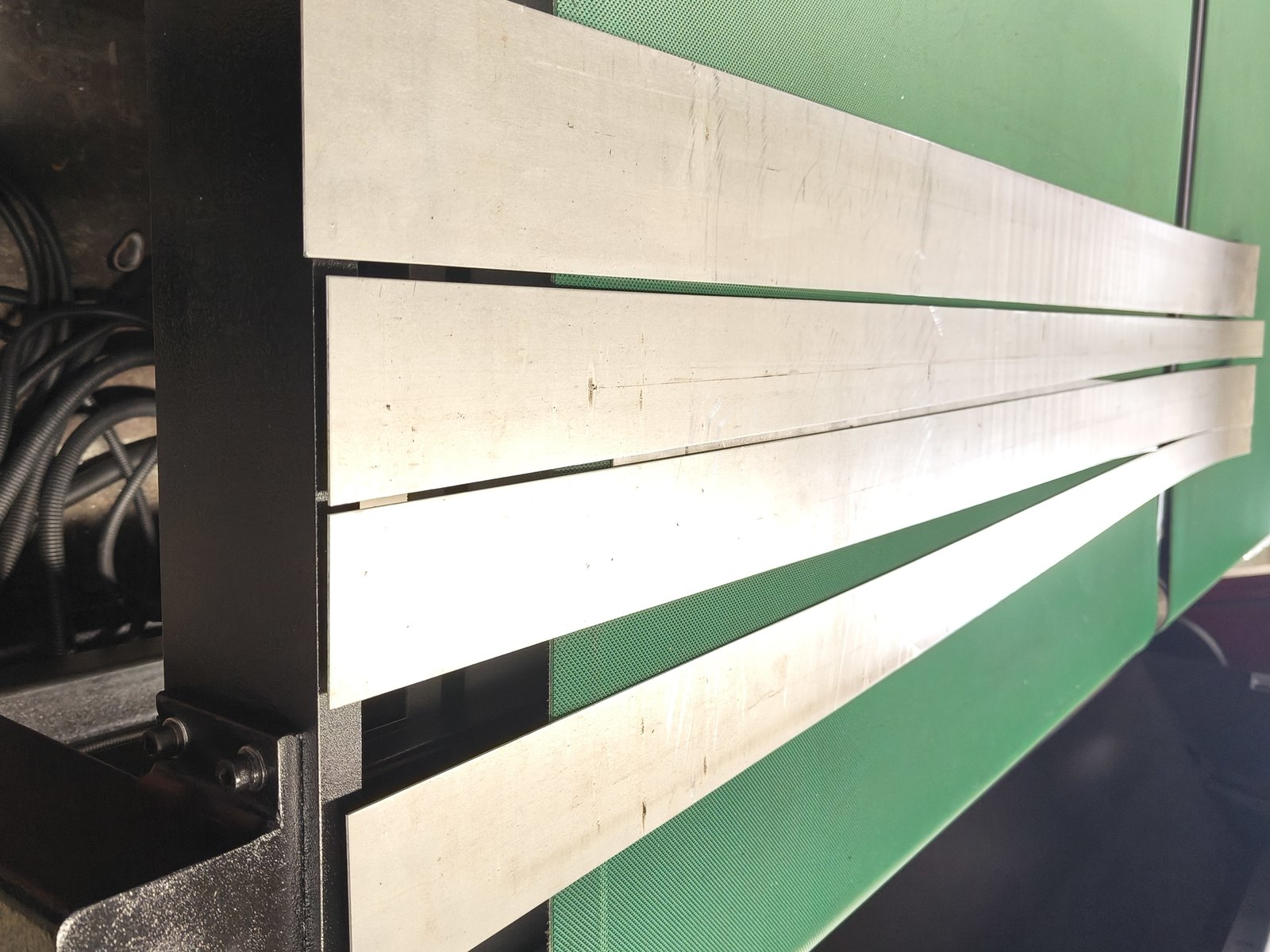 Cut aluminium sheets running off the line