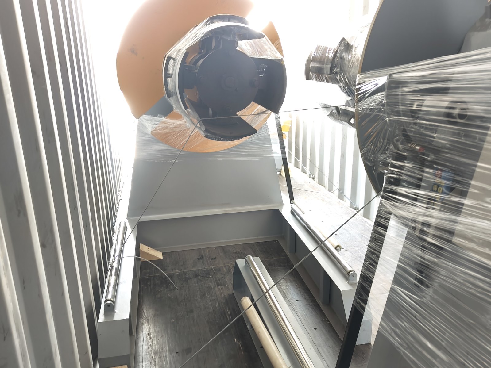 Hydraulic decoiler with a coil mounted on the expanding mandrel